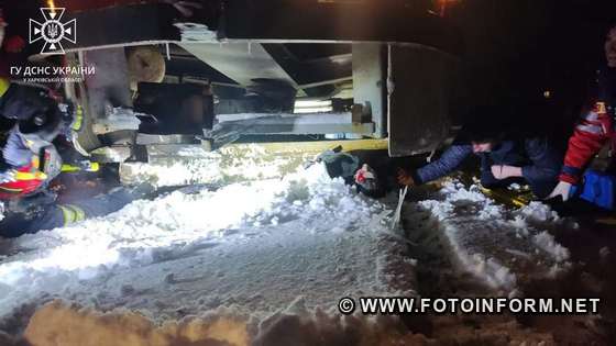 У Харкові рятувальники вивільнили чоловіка, який потрапив під трамвай (ФОТО)